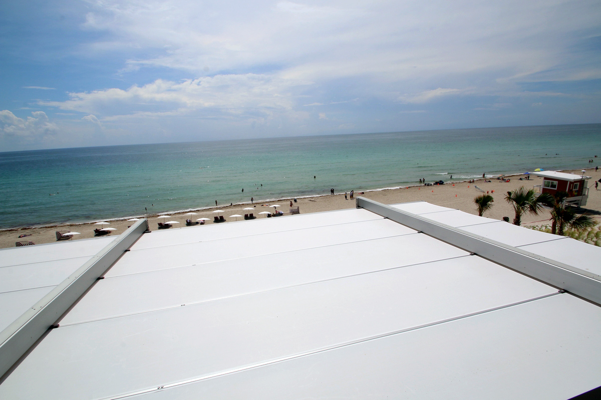 Retractable awning for terrace